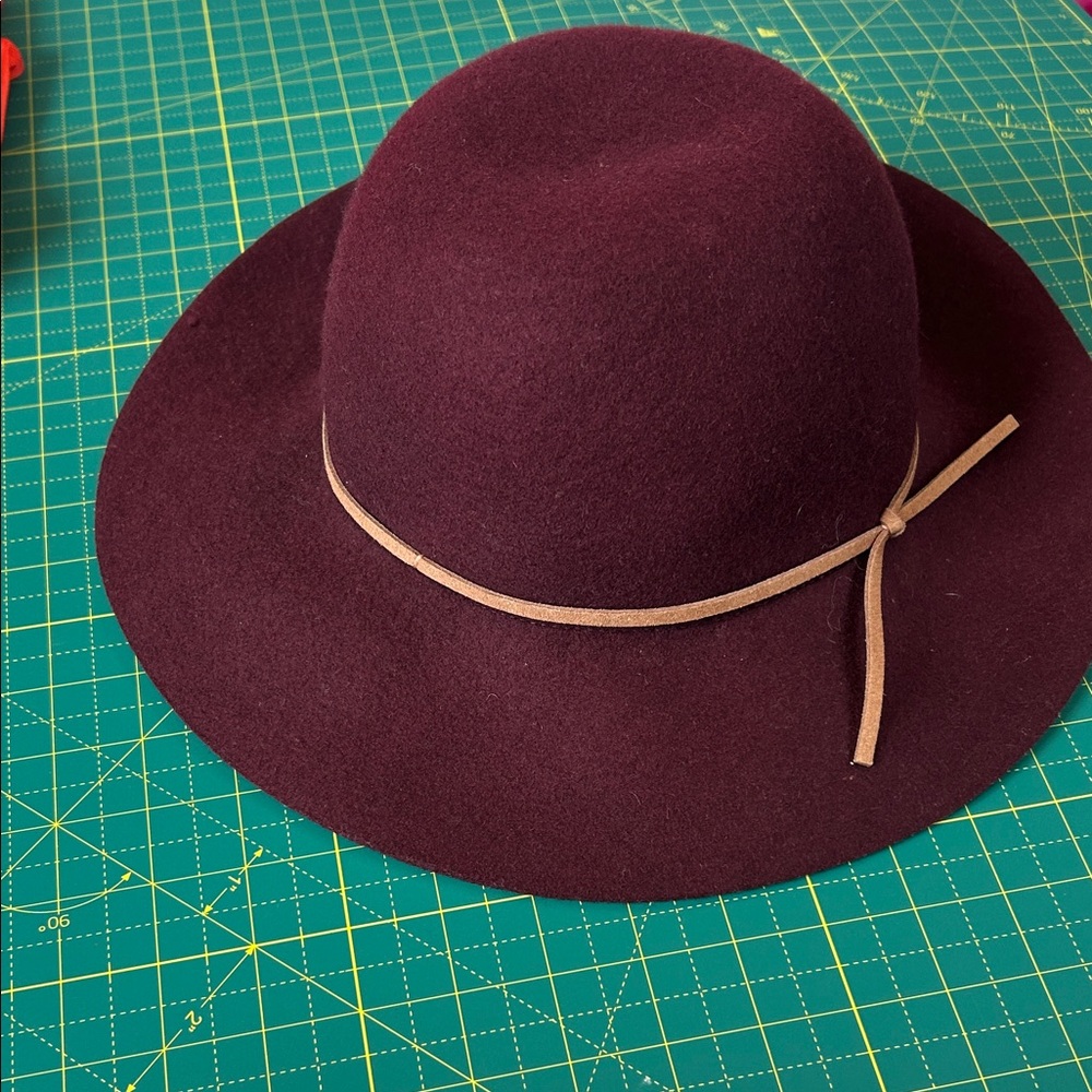 Womens Wide-Brim Fedora Hat - Burgundy with Tan Band